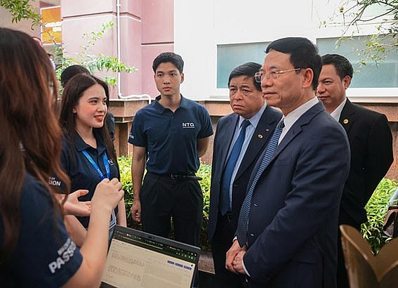 Phó Thủ tướng Nguyễn Chí Dũng, Bộ trưởng Bộ KH&CN Nguyễn Mạnh Hùng cùng các đại biểu tham quan các gian hàng trình diễn sản phẩm KH&CN. (Ảnh minh họa: MOST)