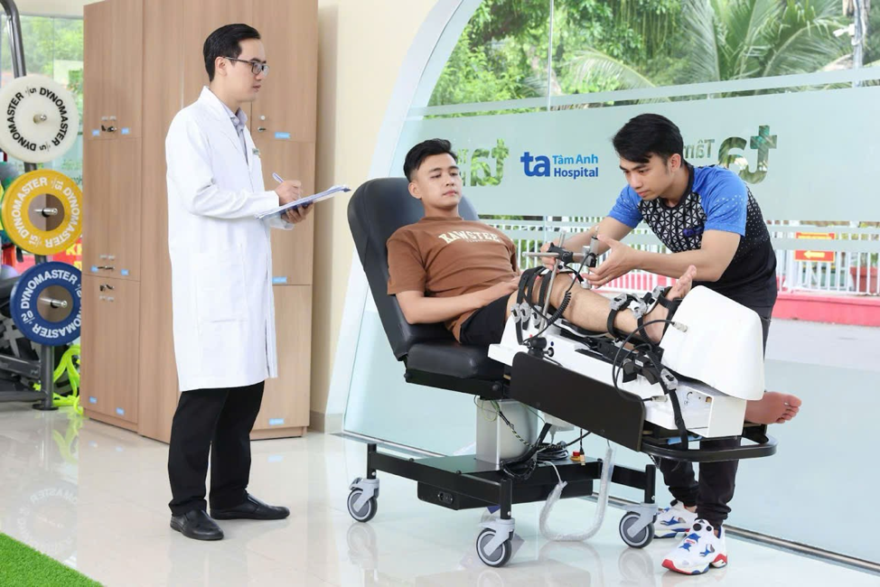 Alipas tỏa sáng cùng biệt đội huyền thoại Manchester Reds đến Việt Nam