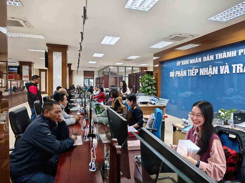 Người dân đăng ký kinh doanh dạy thêm tại Tp Vinh - Ảnh QĐ.