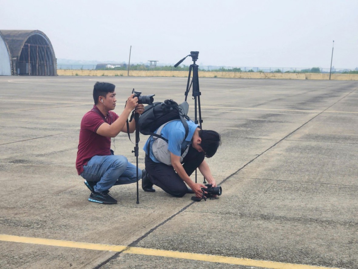 Phóng viên Lưu Niệm, Báo Tin tức và Dân tộc (áo đỏ) cùng đồng nghiệp tác tại lễ kỉ niệm 50 năm Ngày Giải phóng miền Nam, thống nhất đất nước. Ảnh: Mạnh Linh/Báo Tin tức và Dân tộc