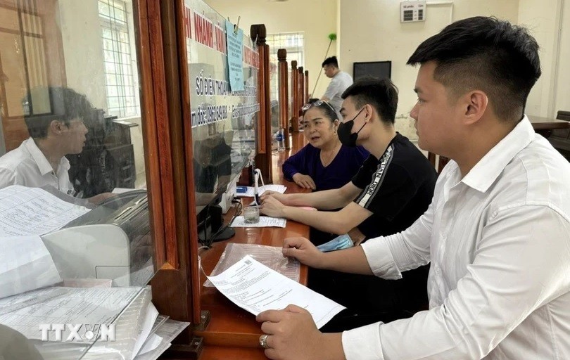 Người dân thực hiện thủ tục hành chính. (Ảnh minh họa. Nguồn: TTXVN)