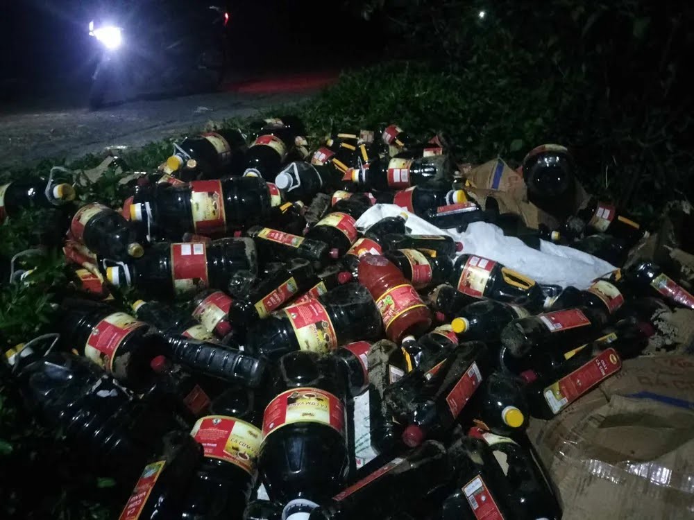 Phát hiện lượng lớn chai nước mắm vứt bỏ trong bụi rậm. Phát hiện lượng lớn chai nước mắm vứt bỏ trong bụi rậm.