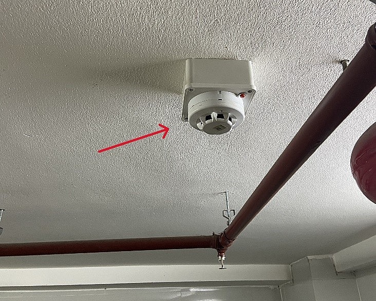 01 thiết bị đầu báo cháy được cấp kiểm định với tính năng là thiết bị “có dây”, sau đó được “hoán cải” thành thiết bị “không dây”.