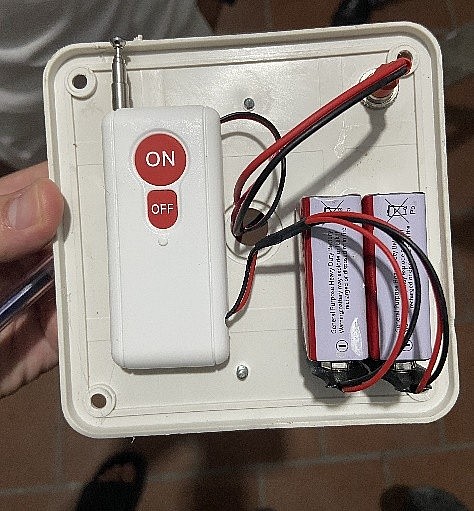 Ăng ten và pin được lắp đặt bên trong hộp kỹ thuật phía sau đầu báo cháy; không đảm bảo các yêu cầu kỹ thuật về PCCC.