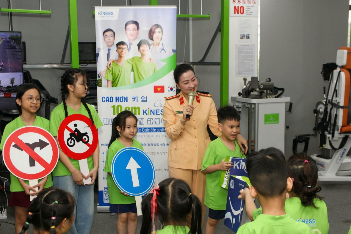 Hướng dẫn  học sinh nhận diện các biển báo giao thông.