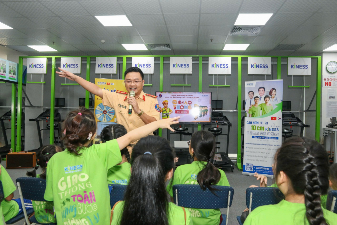 Cán bộ Phòng CSGT- CATP Hà Nội phổ biến các quy tắc tham gia giao thông an toàn đối với lứa tuổi học sinh.