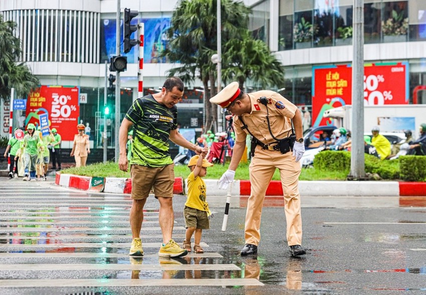 CSGT tuyên truyền kỹ năng tham gia giao thông an toàn cho học sinh trong kỳ nghỉ hè 2025