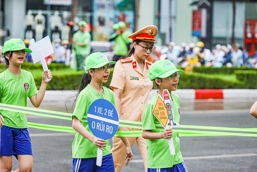 CSGT tuyên truyền kỹ năng tham gia giao thông an toàn cho học sinh trong kỳ nghỉ hè 2025