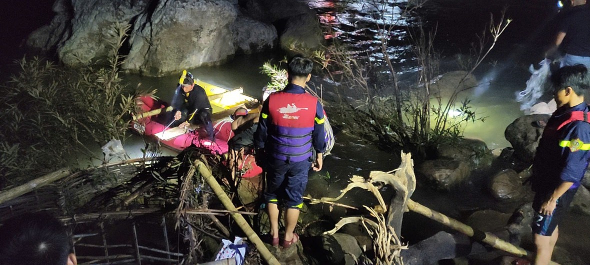 Xuyên đêm tìm kiếm cháu bé bị ngã xuống suối ở Khu du lịch Suối Moọc Xuyên đêm tìm kiếm cháu bé bị ngã xuống suối ở Khu du lịch Suối Moọc