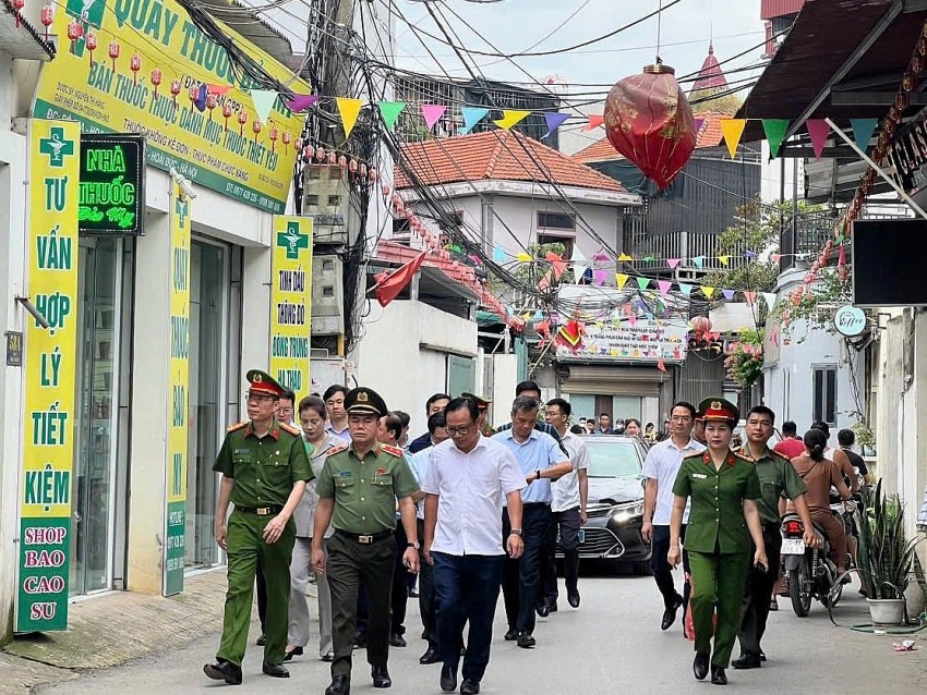 Trung tướng Nguyễn Thanh Tùng, Bí thư Đảng uỷ, Giám đốc Công an thành phố Hà Nội và lãnh đạo Sở Công thương Thành phố cùng Đoàn công tác liên ngành Thành phố.