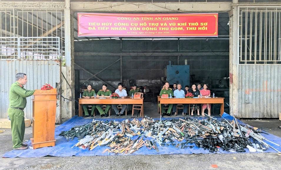 Công an tỉnh An Giang phối hợp tiêu huỷ hơn 1.500 công cụ hỗ trợ và vũ khí thô sơ