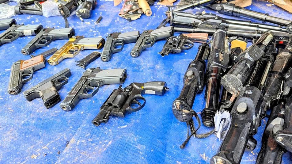 Công an tỉnh An Giang phối hợp tiêu huỷ hơn 1.500 công cụ hỗ trợ và vũ khí thô sơ