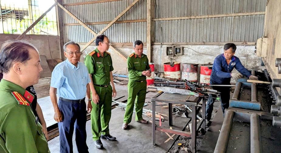 Công an tỉnh An Giang phối hợp tiêu huỷ hơn 1.500 công cụ hỗ trợ và vũ khí thô sơ