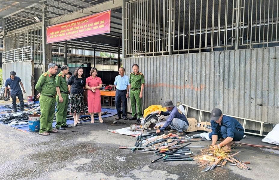 Công an tỉnh An Giang phối hợp tiêu huỷ hơn 1.500 công cụ hỗ trợ và vũ khí thô sơ