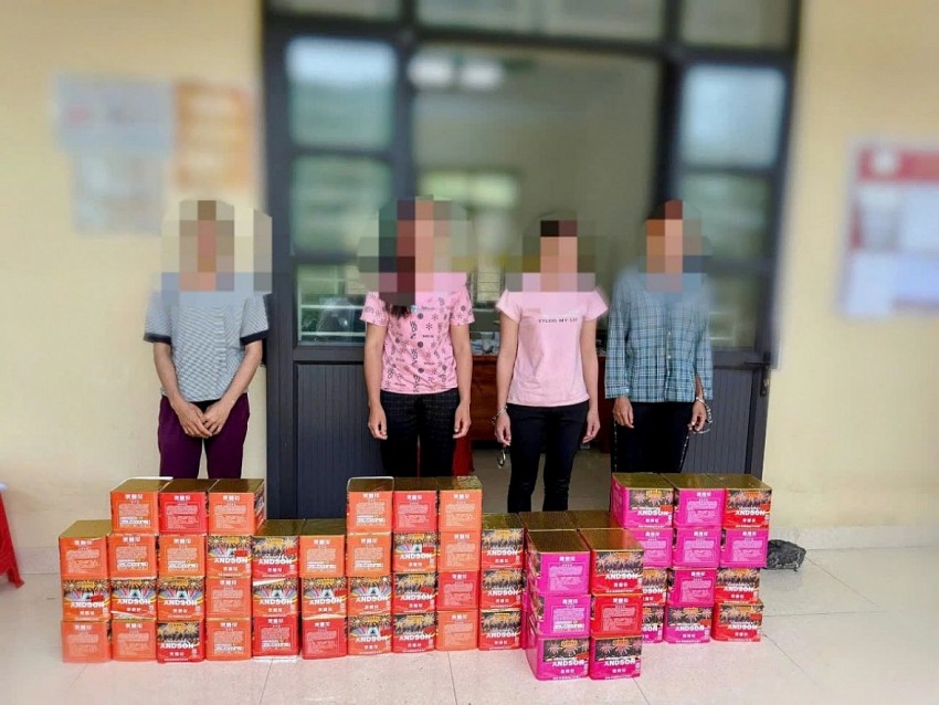 Bắt giữ nhóm đối tượng vận chuyển pháo nổ qua biên giới