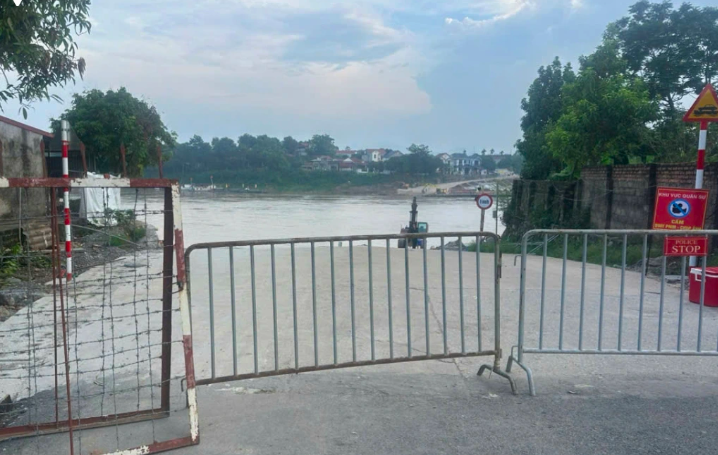 Tạm dừng hoạt động cầu phao Phong Châu do dòng chảy vượt ngưỡng an toàn Tạm dừng hoạt động cầu phao Phong Châu do dòng chảy vượt ngưỡng an toàn