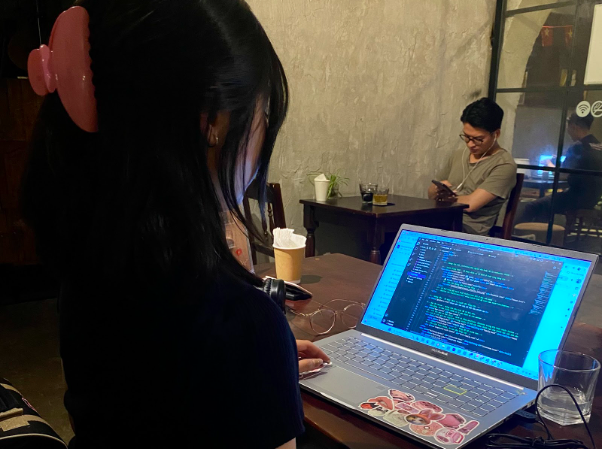 Phương Hà, sinh viên năm năm hai, Học viện Y Dược học Cổ truyền Việt Nam.  Ảnh: Nguyệt Hòa 