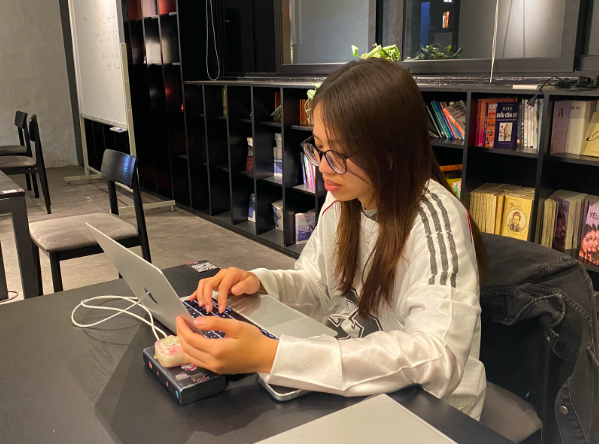 Không gian ưa thích của Phương Anh mỗi mùa deadline. Ảnh: Nguyệt Hòa 