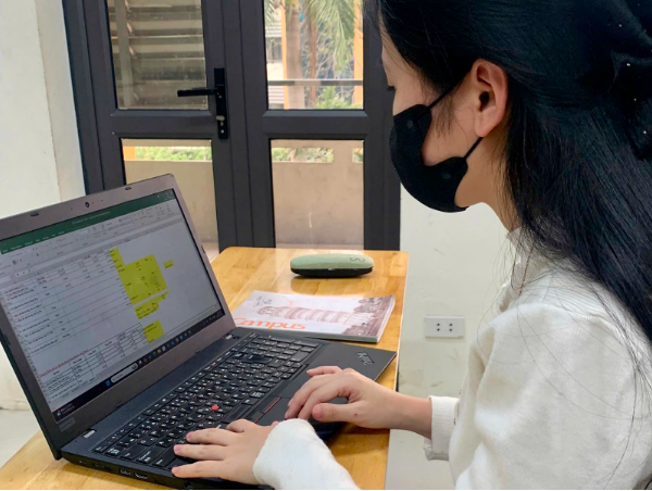  Lan Anh luôn bận rộn với công việc. Ảnh: Nguyệt Hòa 