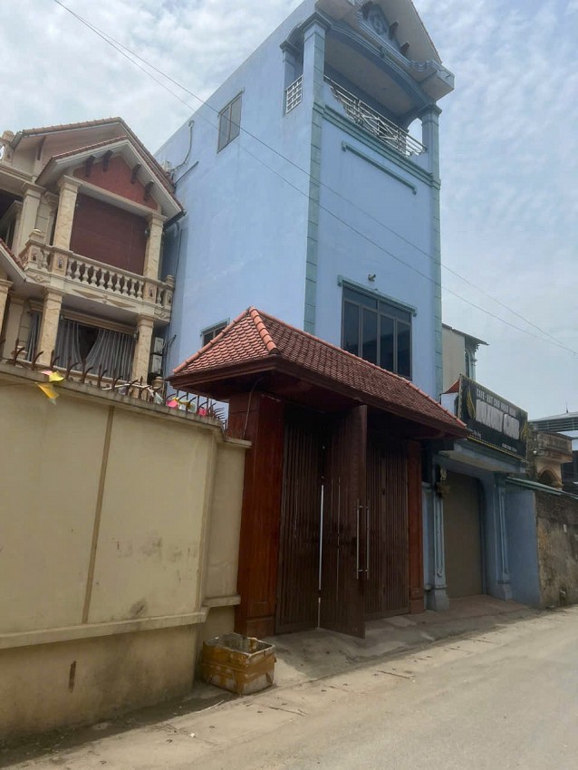 Nhiều căn nhà xây dựng kiến cố từ 2 đến 3 tầng trái phép trên đất nông nghiệp nhưng không được ngăn chặn xử lý