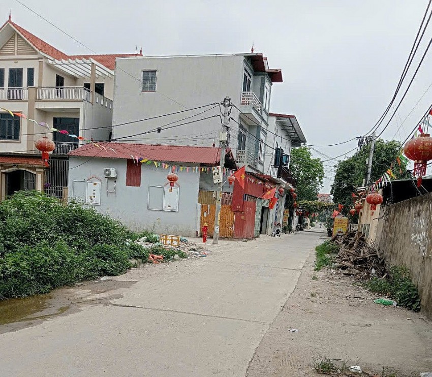 Nhiều căn nhà được xây dựng kiên cố suốt nhiều tháng vẫn được hoàn thiện đưa vào sử dụng gây bức xúc cho người dân địa phương.