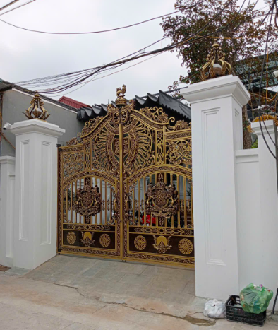 Hàng loạt căn nhà được xây dựng kiên cố có tường rào và công khang trang được xây dựng trái phép trên đất nông nghiệp tại xóm Đồng Quan của xã Khánh Hà.