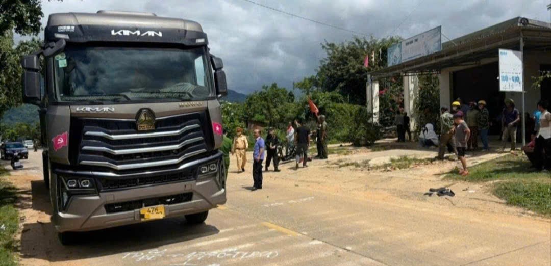 Sau va chạm với xe đầu kéo, 4 học sinh ở Đắk Lắk thương vong Sau va chạm với xe đầu kéo, 4 học sinh ở Đắk Lắk thương vong