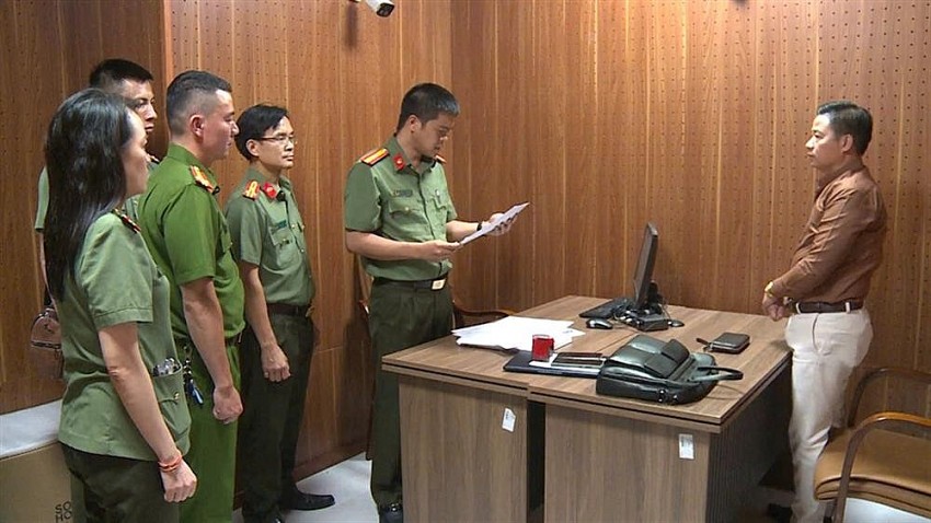 Cơ quan An ninh điều tra - Bộ Công an Thông báo quyết định khởi tố bị can đối với Sỹ Anh Tuyên - Chủ tịch HĐQT Công ty cổ phần nước GMT. Cơ quan An ninh điều tra - Bộ Công an Thông báo quyết định khởi tố bị can đối với Sỹ Anh Tuyên - Chủ tịch HĐQT Công ty cổ phần nước GMT.