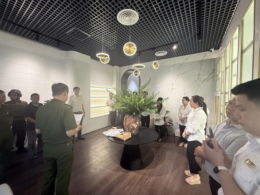 Cơ quan công an thực hiện lệnh khởi tố bị can, lệnh khám xét khẩn cấp trụ sở công ty do Vũ Nam Phương và Nguyễn Nam Thắng làm chủ tại số 312 phố Huế Cơ quan công an thực hiện lệnh khởi tố bị can, lệnh khám xét khẩn cấp trụ sở công ty do Vũ Nam Phương và Nguyễn Nam Thắng làm chủ tại số 312 phố Huế