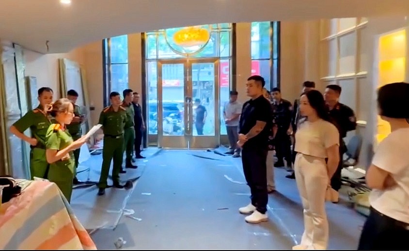 Cơ quan công an thực hiện lệnh khởi tố bị can, lệnh khám xét khẩn cấp trụ sở công ty do Vũ Nam Phương và Nguyễn Nam Thắng làm chủ tại số 312 phố Huế Cơ quan công an thực hiện lệnh khởi tố bị can, lệnh khám xét khẩn cấp trụ sở công ty do Vũ Nam Phương và Nguyễn Nam Thắng làm chủ tại số 312 phố Huế