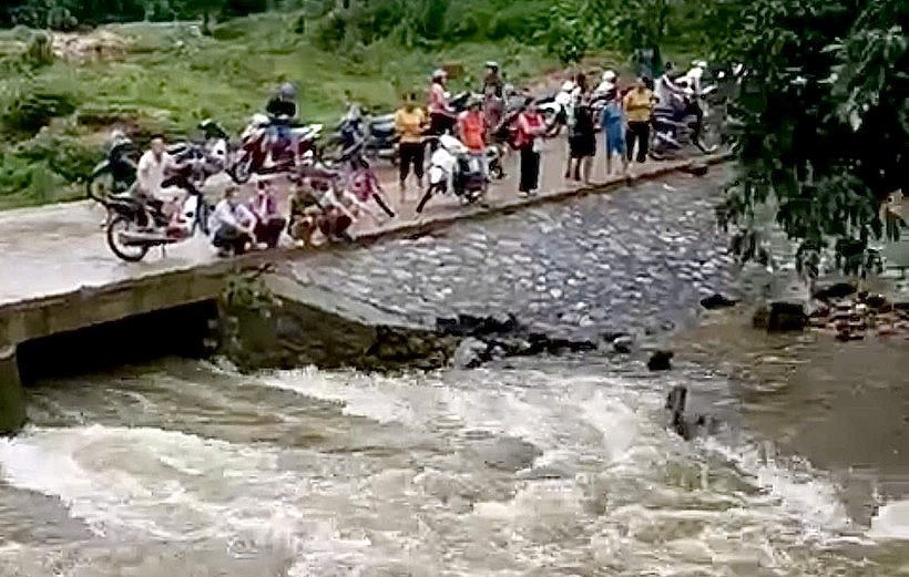 Đi xe máy qua cầu tràn, một người ở Tuyên Quang bị lũ cuốn mất tích Đi xe máy qua cầu tràn, một người ở Tuyên Quang bị lũ cuốn mất tích
