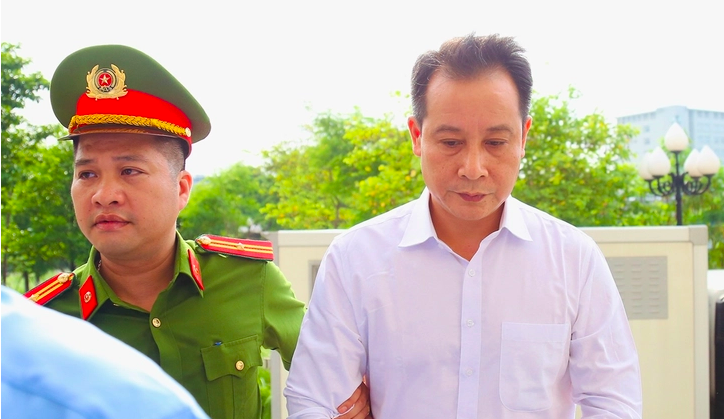 Hình ảnh Hình ảnh cựu bí thư Tỉnh ủy Vĩnh Phúc Hoàng Thị Thúy Lan và các bị cáo vụ án Phúc Sơn đến tòa - Ảnh 2. Ông Phạm Hoàng Anh, cựu phó bí thư thường trực Tỉnh ủy Vĩnh Phúc. Ảnh Danh Trung.