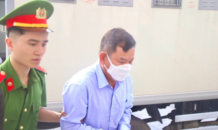 Hình ảnh cựu Ông Đặng Văn Minh - cựu chủ tịch Quảng Ngãi - được dẫn giải vào phòng xử. Ảnh TH.