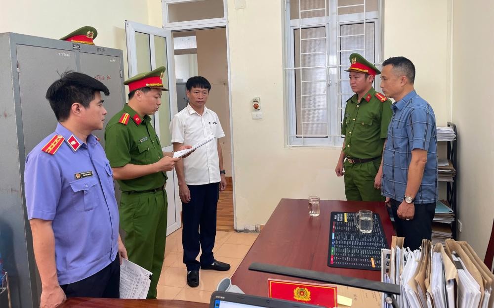 Tống đạt lệnh khởi tố Đối tượng Nguyễn Văn Bình - Ảnh Công an Hà Tĩnh.