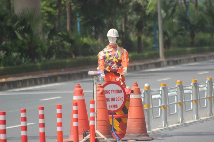 Cận cảnh hai tuyến đường vào nội đô được lắp đặt dải phân cách cứng phân luồng giao thông