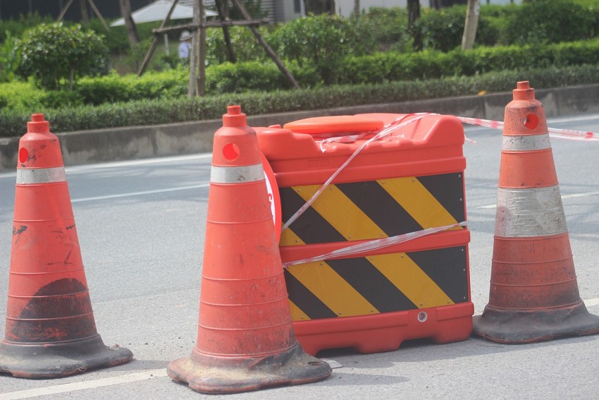 Cận cảnh hai tuyến đường vào nội đô được lắp đặt dải phân cách cứng phân luồng giao thông