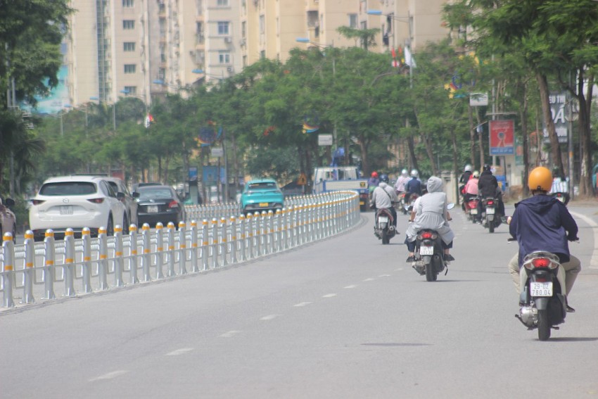 Cận cảnh hai tuyến đường vào nội đô được lắp đặt dải phân cách cứng phân luồng giao thông