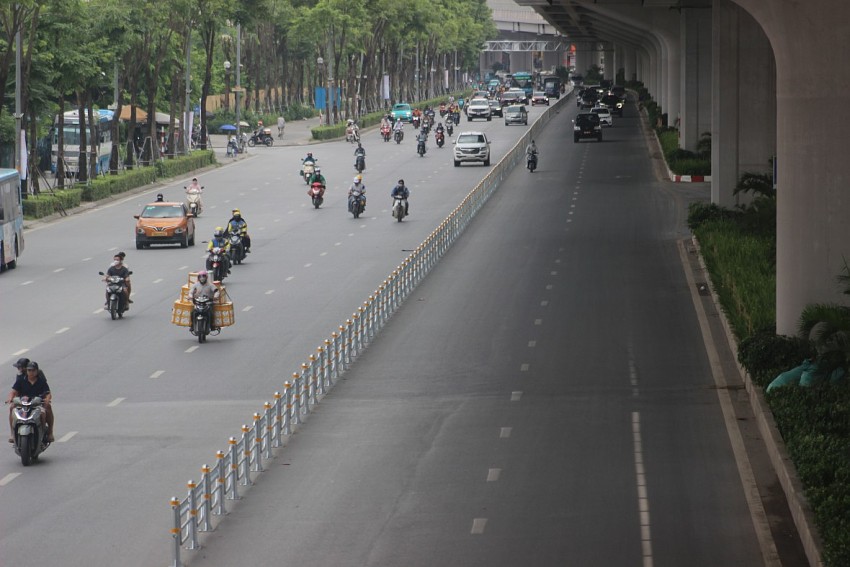 Cận cảnh hai tuyến đường vào nội đô được lắp đặt dải phân cách cứng phân luồng giao thông