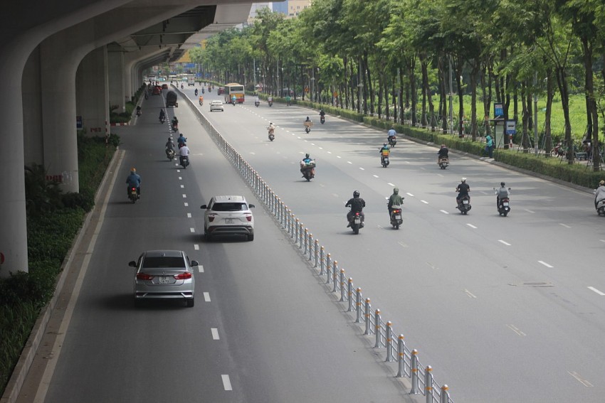 CSGT tăng cường phân luồng, hướng dẫn người dân trên 2 tuyến đường lắp dải phân cách cứng