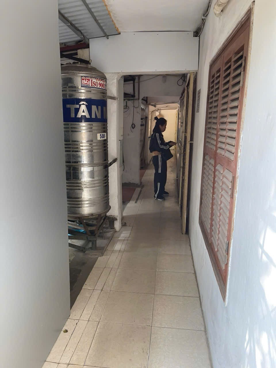 : Hình ảnh được cho là một trong những người xâm phạm chỗ ở và hủy hoại tài sản của gia đình bà Bình (ảnh do gia đình bà Bình cung cấp).