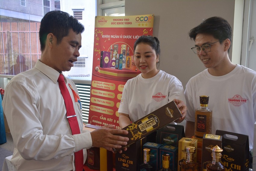 Các đại biểu tham quan sản phẩm OCOP đặc sắc của địa phương.