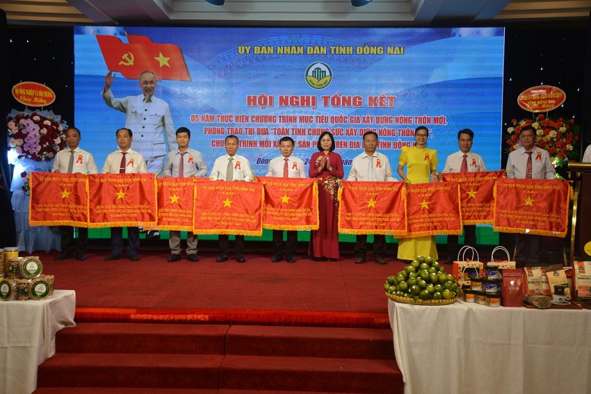 Các đơn vị nhận Cờ thi đua tại hội nghị.