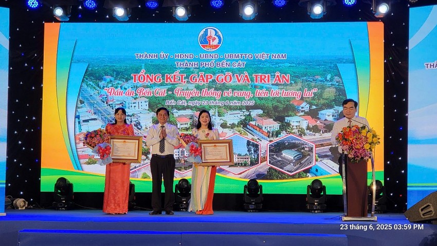 Ông Nguyễn Văn Lộc - Chủ tịch HĐND tỉnh Bình Dương trao tặng Huân chương Lao động cho các cá nhân đã có thành tích xuất sắc trong công tác, góp phần vào sự nghiệp xây dựng chủ nghĩa xã hội và bảo vệ Tổ quốc.