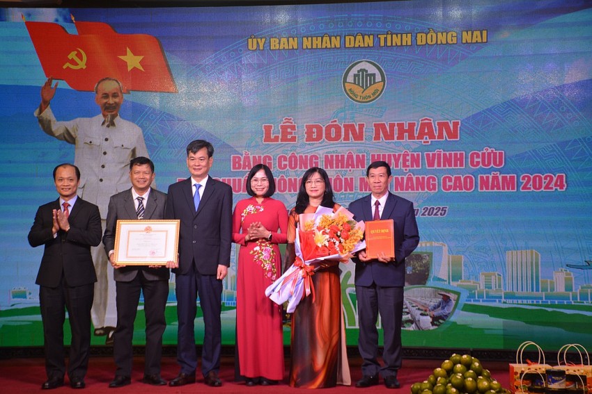 Huyện Vĩnh Cửu, Cẩm Mỹ đón nhận Bằng công nhận đạt chuẩn nông thôn mới nâng cao.