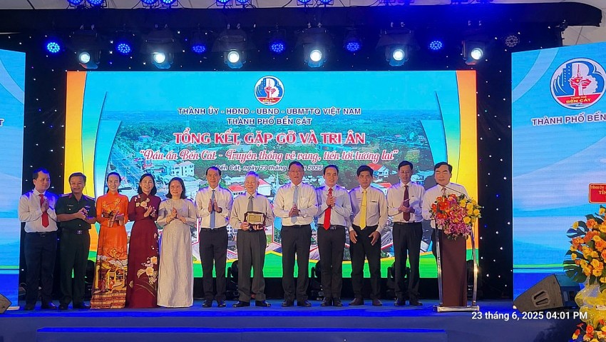 Lãnh đạo TP Bến Cát tri ân Nguyên Chủ tịch Nước - Nguyễn Minh Triết.