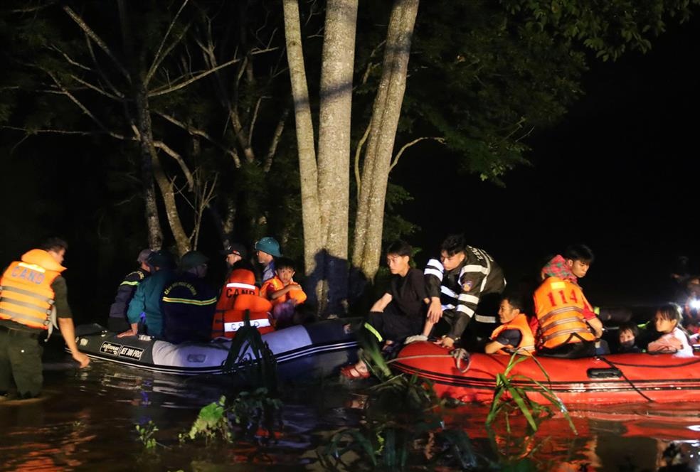 Công an tỉnh Lạng Sơn tích cực hỗ trợ, giúp đỡ nhân dân ứng phó với mưa lớn, ngập lụt