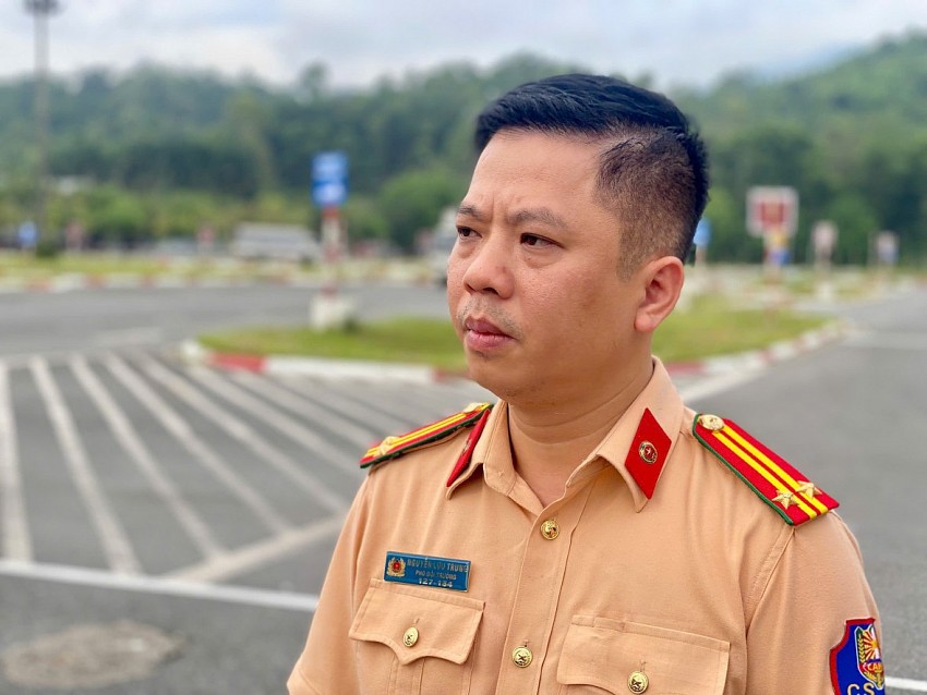 Trung tá Nguyễn Lưu Trung, Phó Đội trưởng Đội Sát hạch, cấp giấy phép lái xe cơ giới đường bộ trao đổi tại kỳ sát hạch.