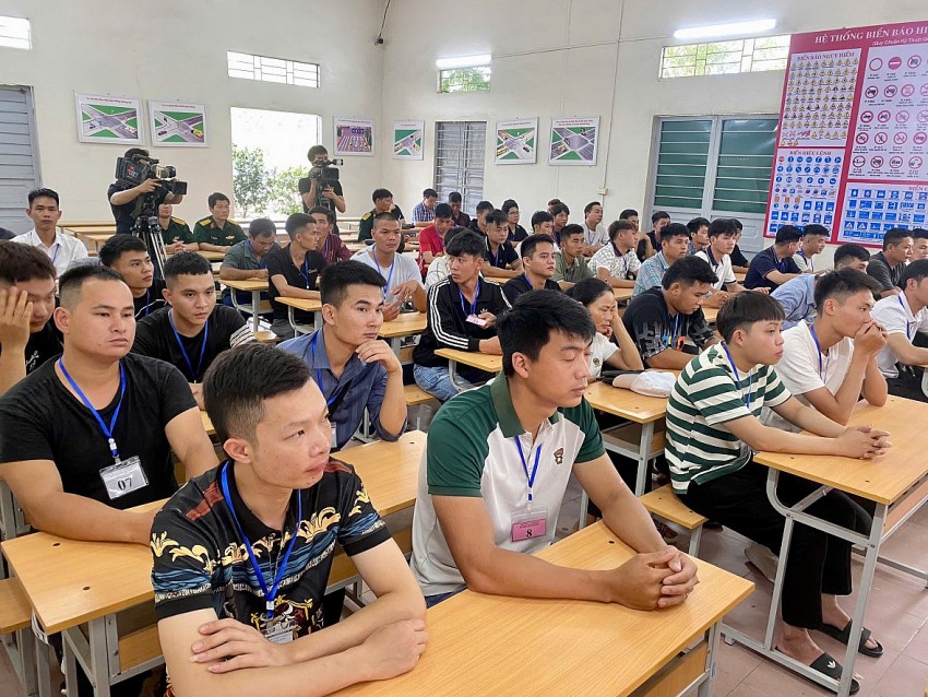 Các thí sinh tham gia sát hạch.