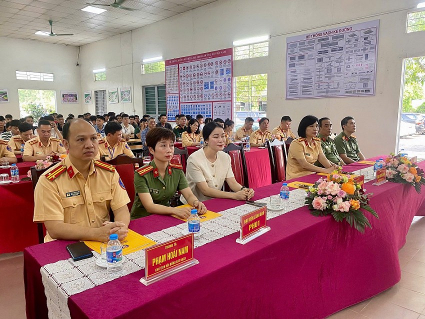 Các đại biểu tham dự Lễ khai mạc.