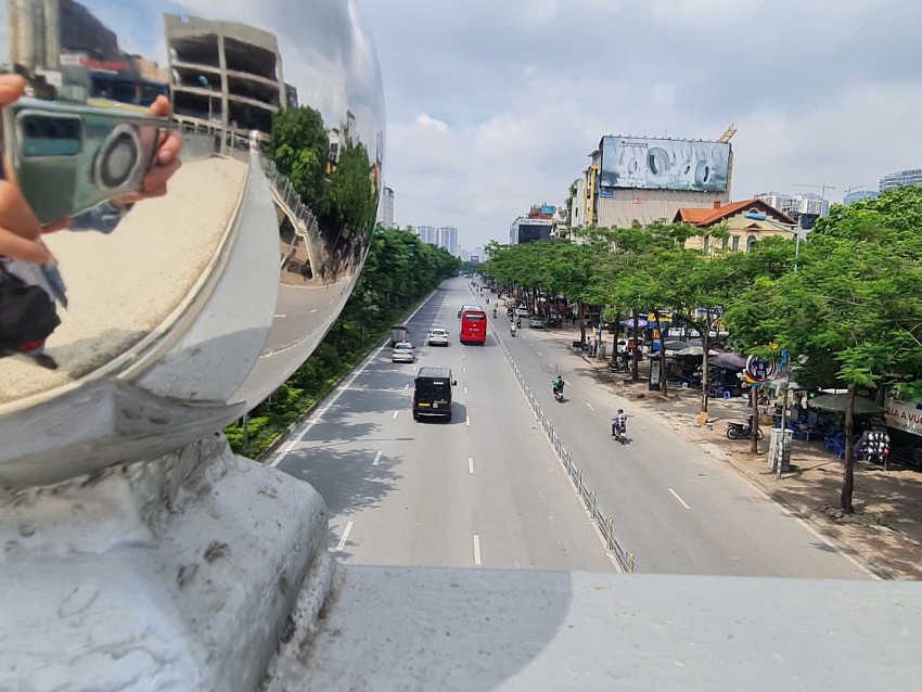 Cận cảnh hai tuyến đường vào nội đô được lắp đặt dải phân cách cứng phân luồng giao thông